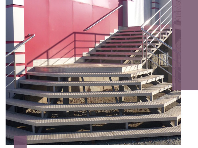 Лестницы для магазина в Красноуфимске — изготовление и монтаж