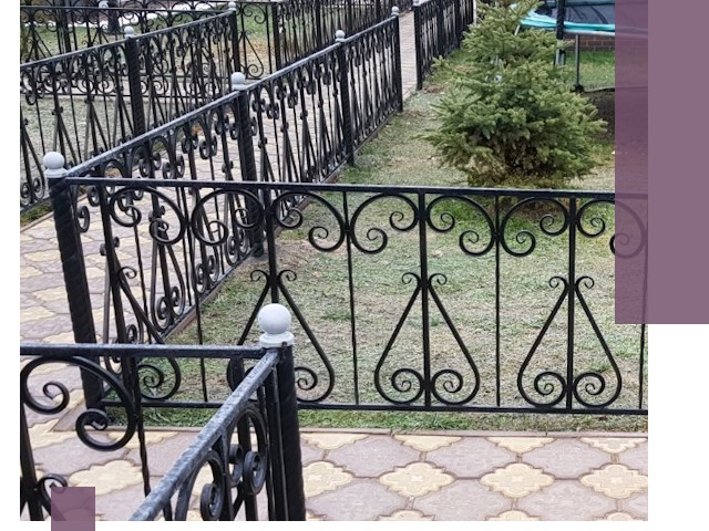 Кованые газонные ограждения под ключ в Красноуфимске
